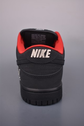 Nike SB Dunk Low view 4