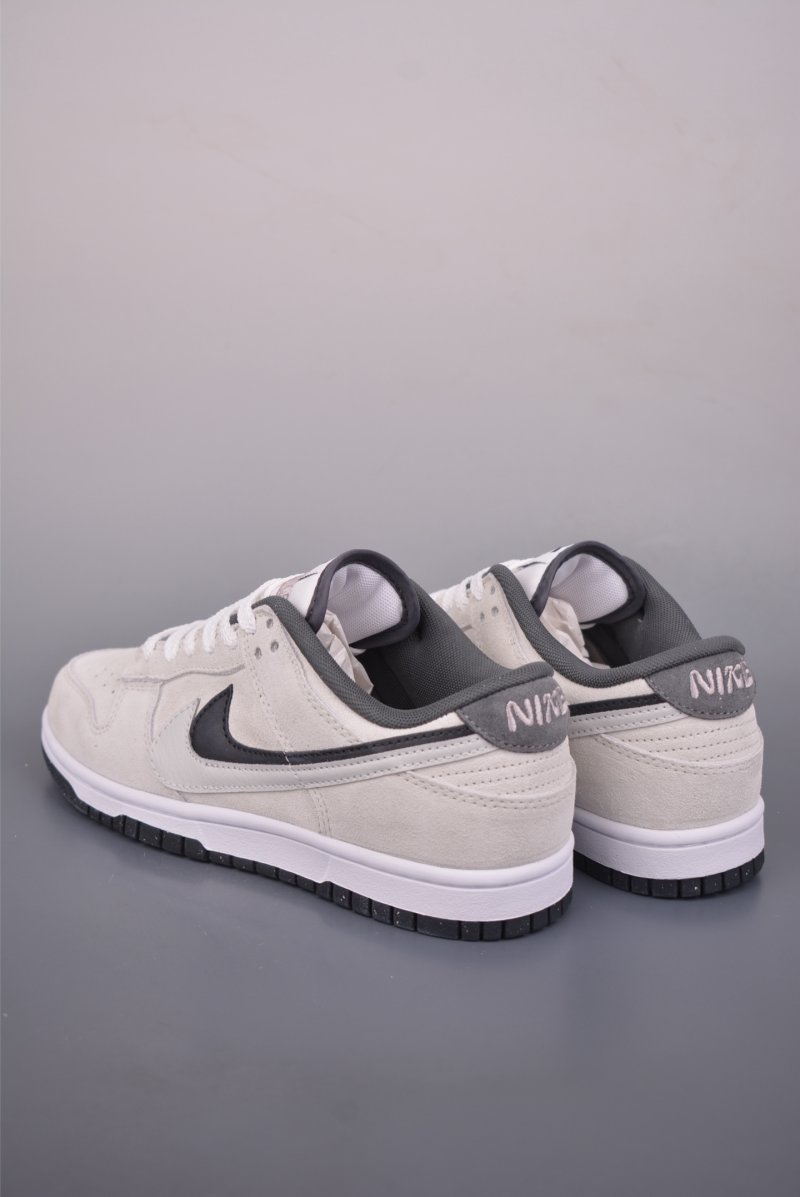 Nike SB Dunk Low view