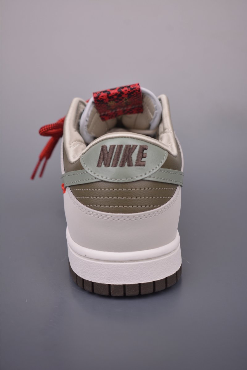 Nike SB Dunk Low view