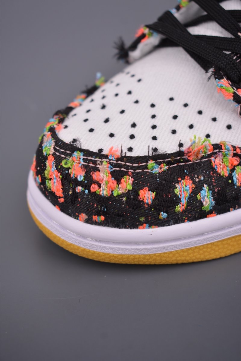 Nike SB Dunk Low view