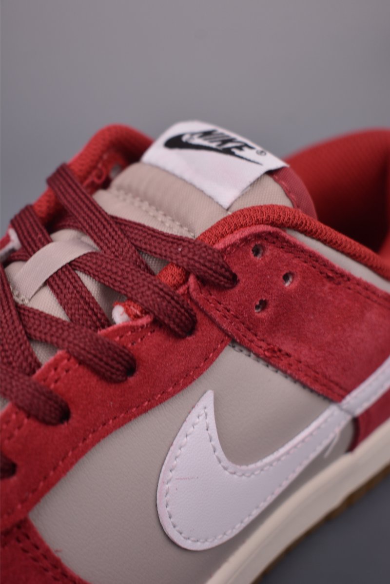 Nike SB Dunk Low view