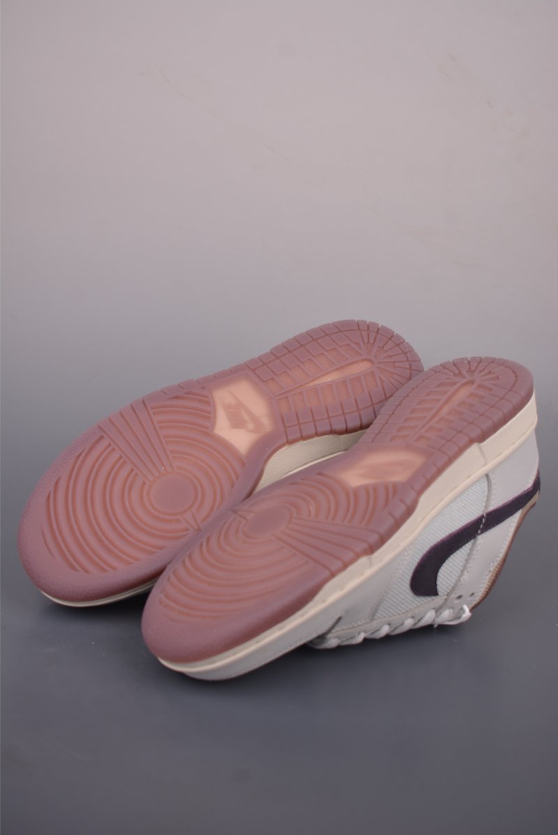 Nike SB Dunk Low view