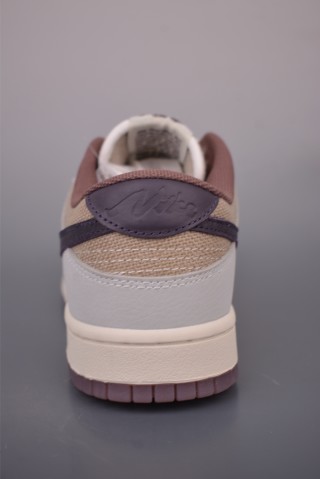 Nike SB Dunk Low view 4