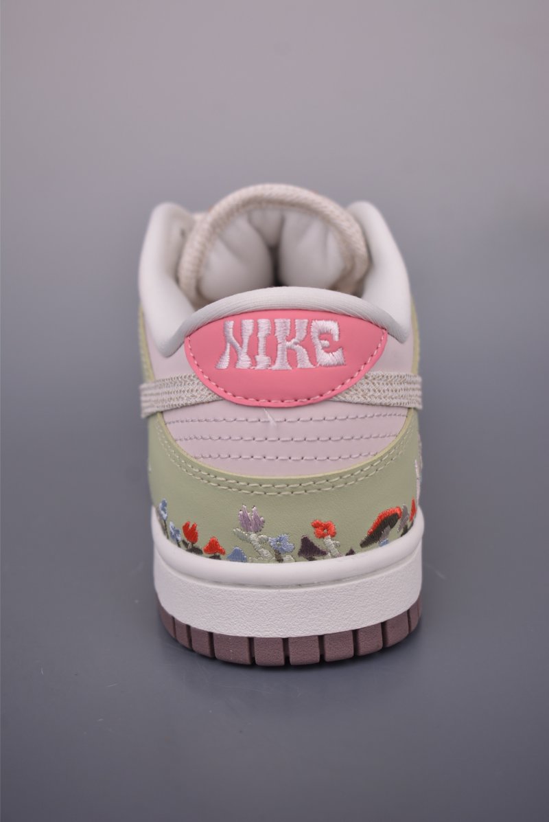 Nike SB Dunk Low view