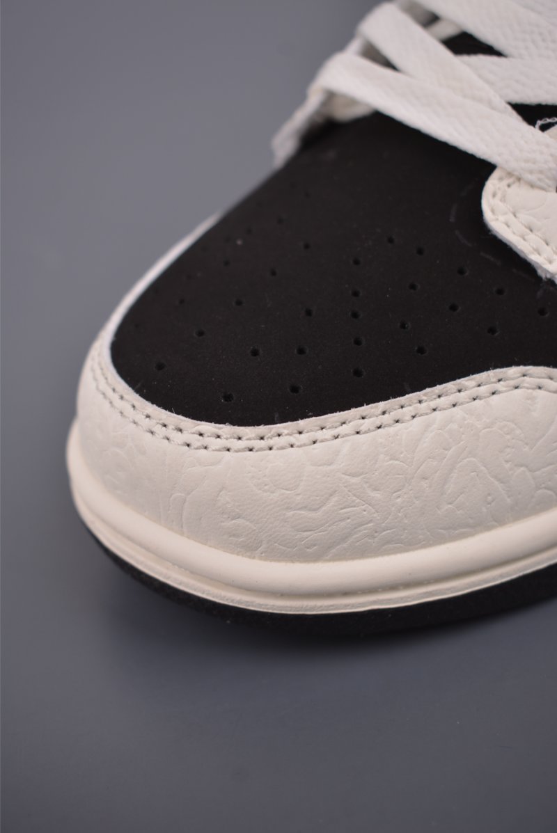 Nike SB Dunk Low view