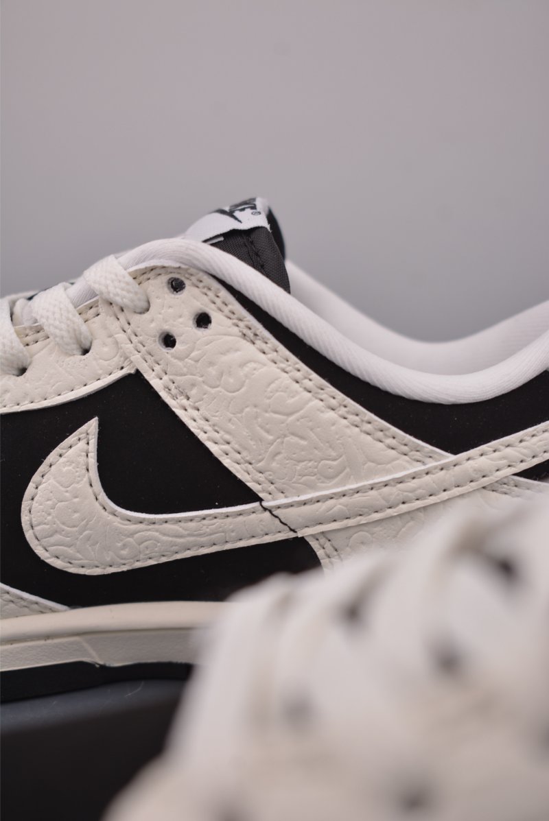 Nike SB Dunk Low view
