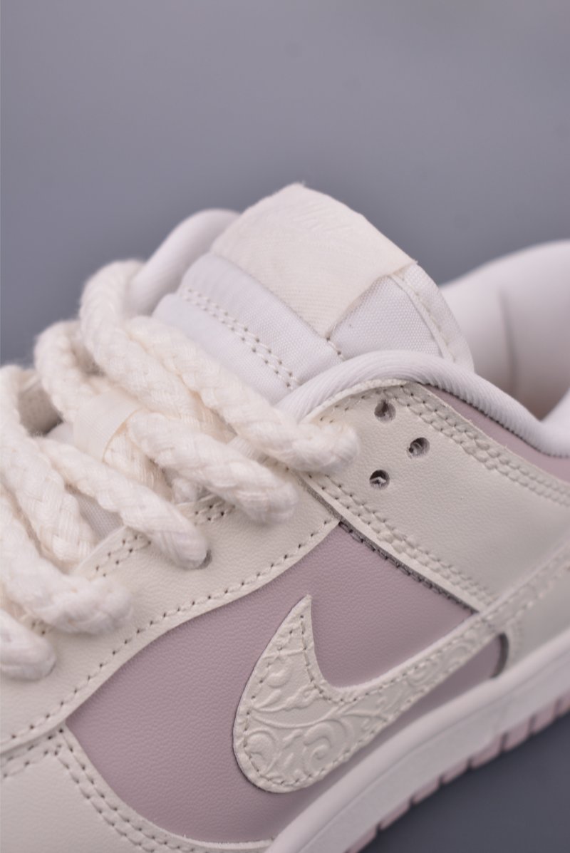 Nike SB Dunk Low view