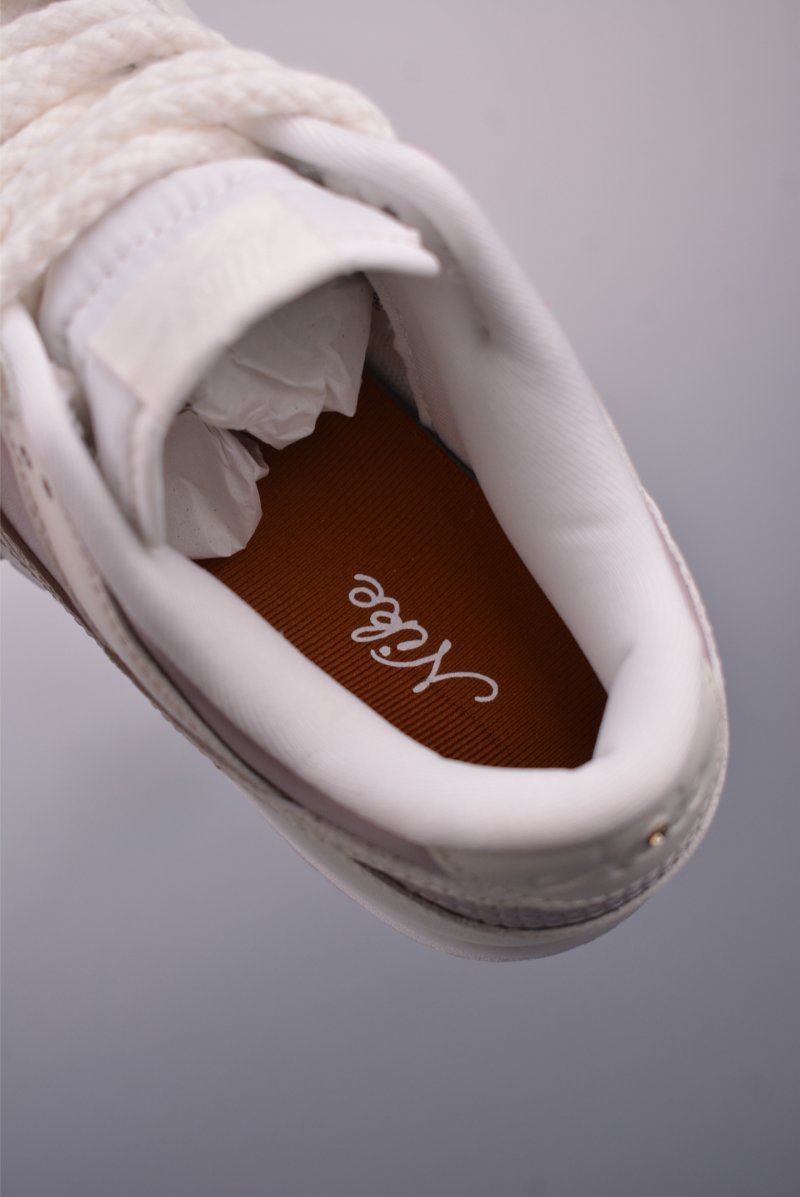Nike SB Dunk Low view