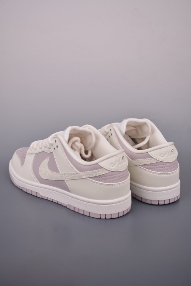 Nike SB Dunk Low view