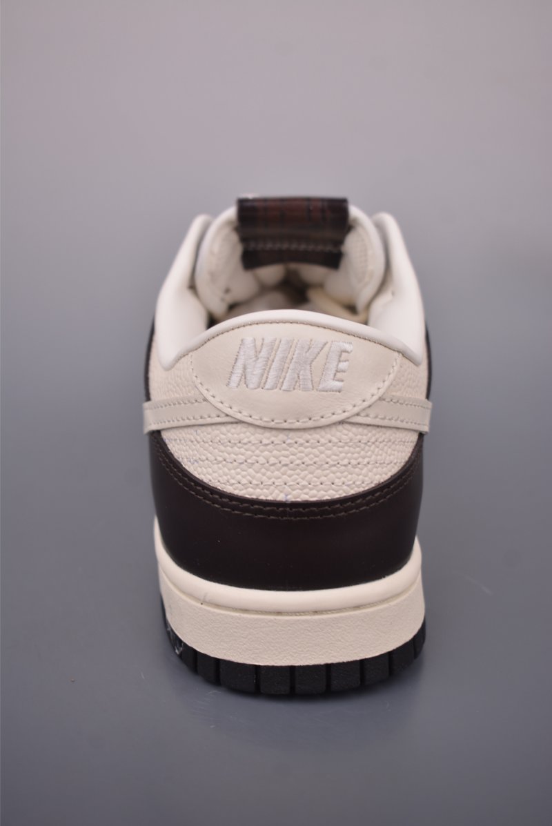 Nike SB Dunk Low view