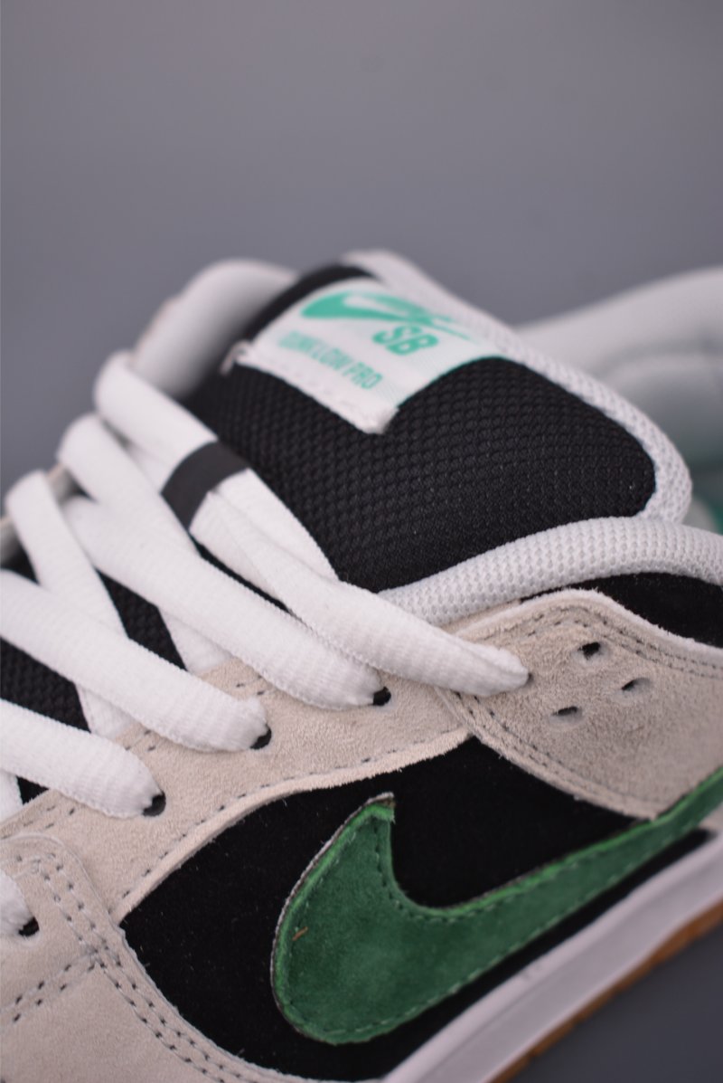 Nike SB Dunk Low view