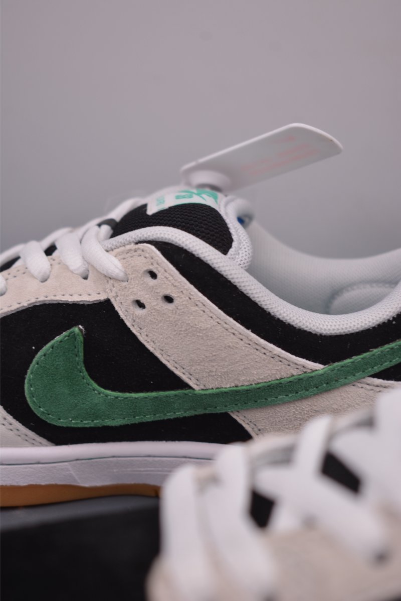 Nike SB Dunk Low view
