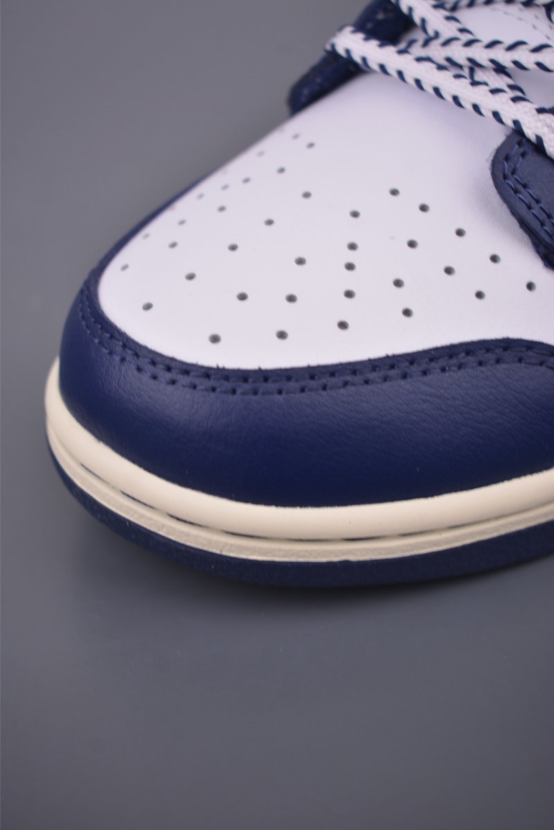 Nike SB Dunk Low view