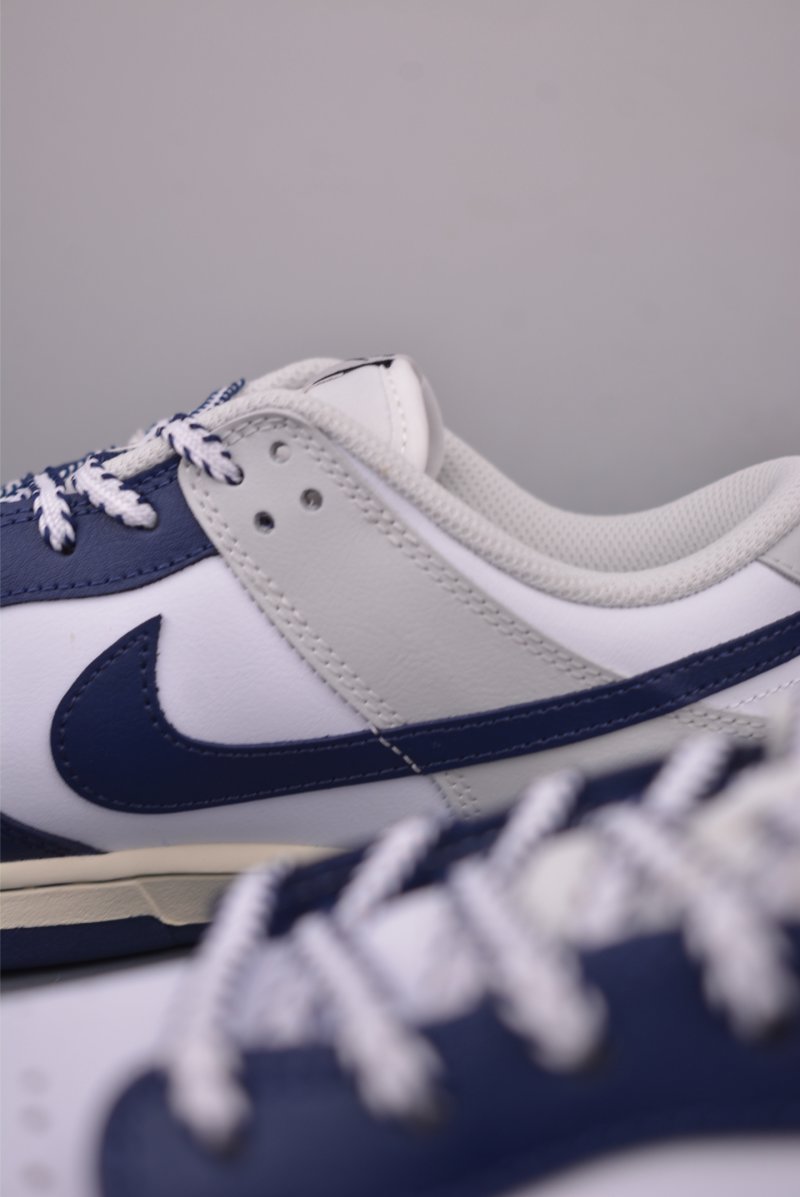 Nike SB Dunk Low view