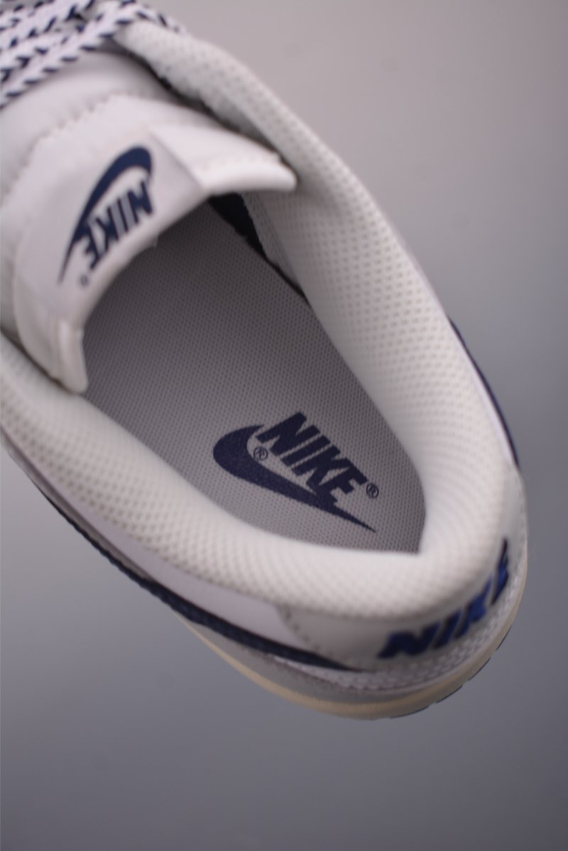 Nike SB Dunk Low view