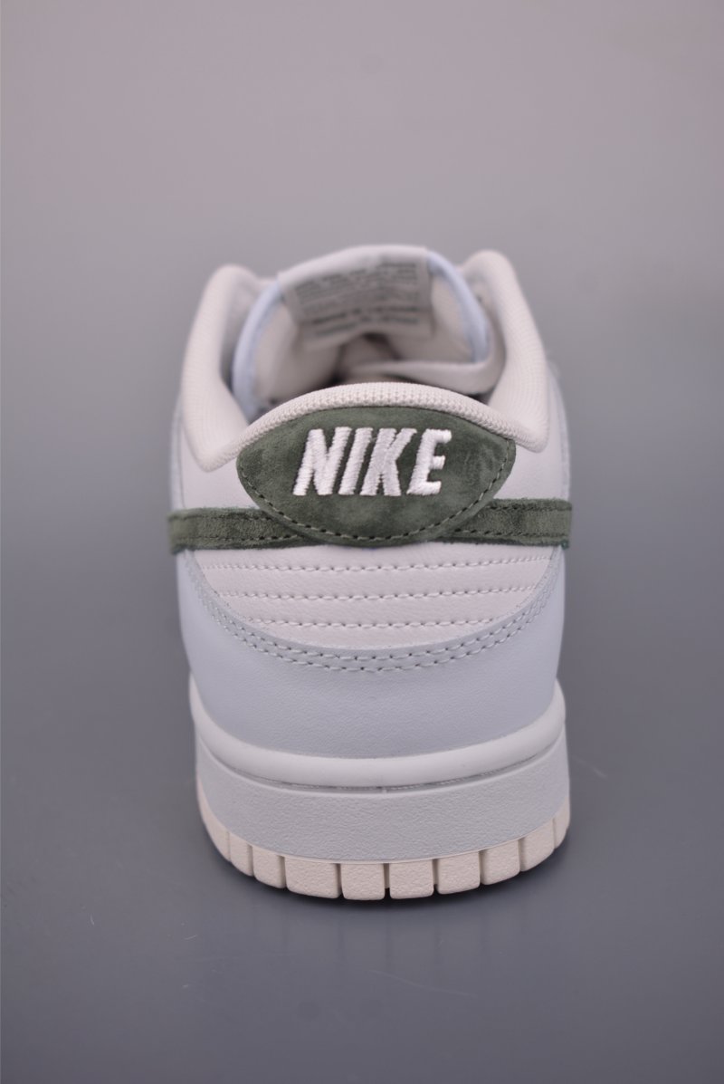 Nike SB Dunk Low view