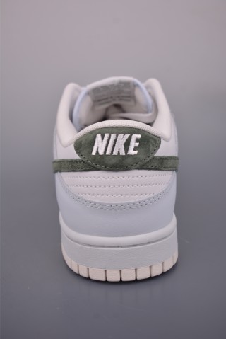 Nike SB Dunk Low view 4