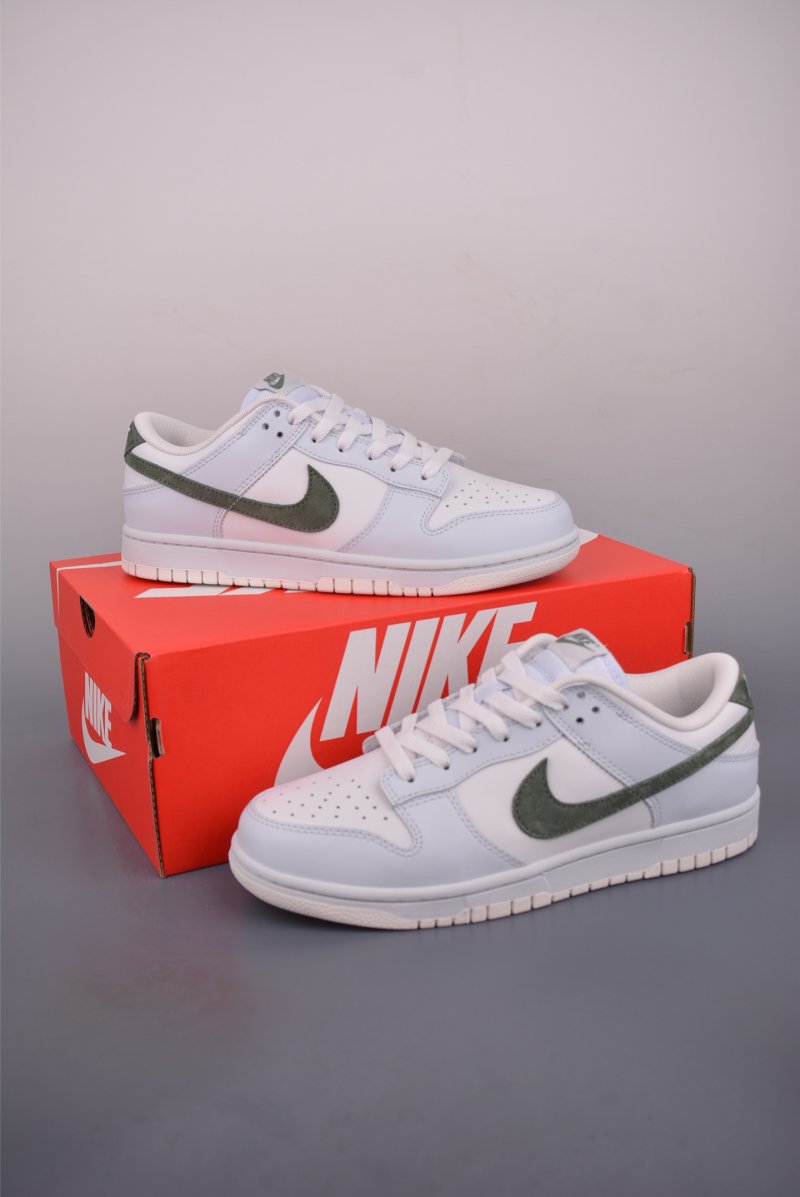 Nike SB Dunk Low view