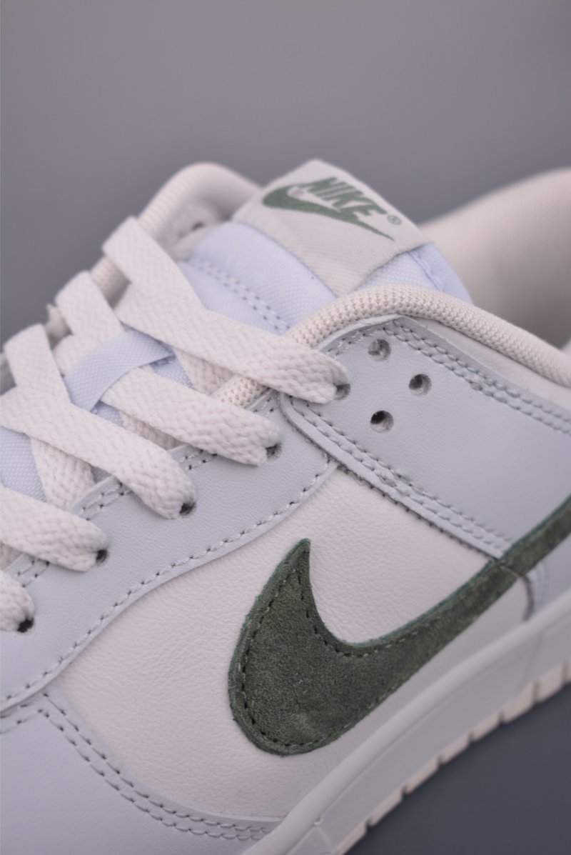 Nike SB Dunk Low view