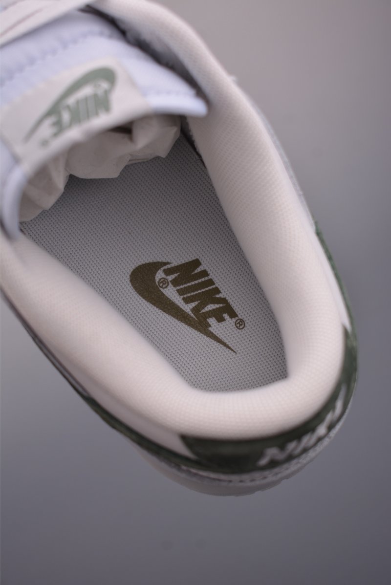 Nike SB Dunk Low view