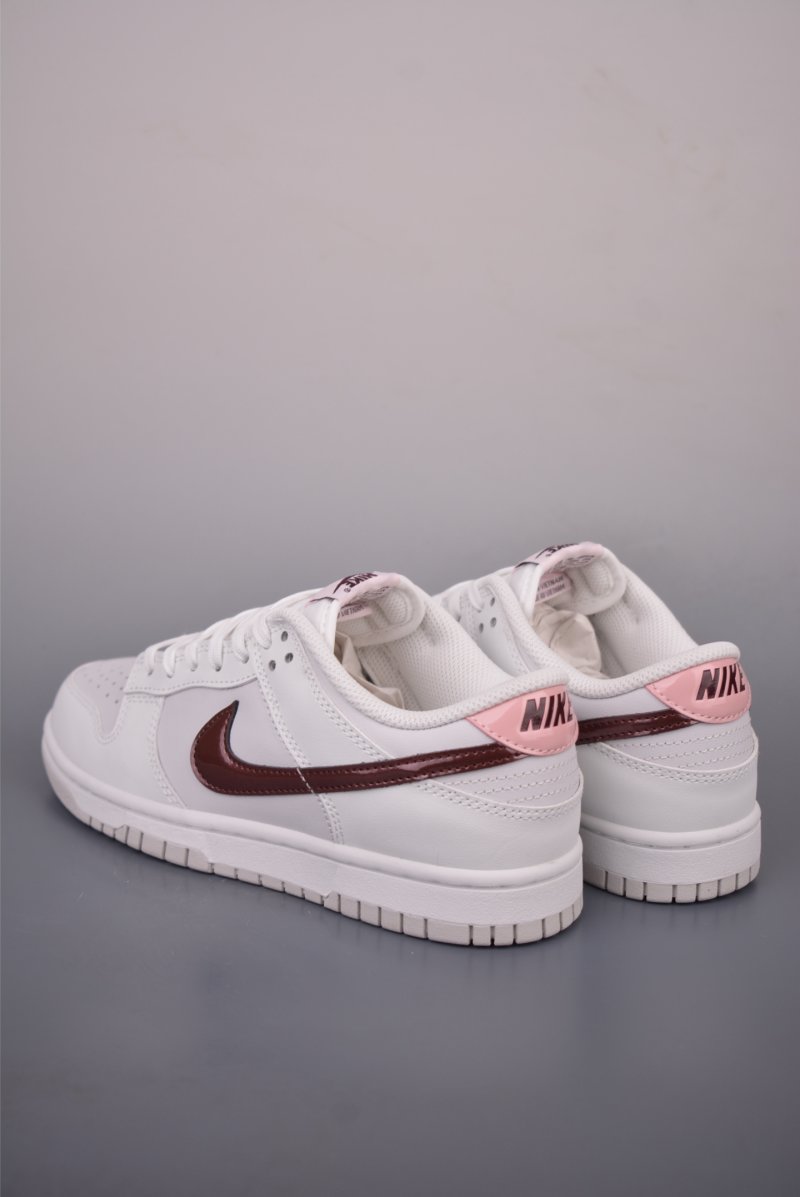 Nike SB Dunk Low view