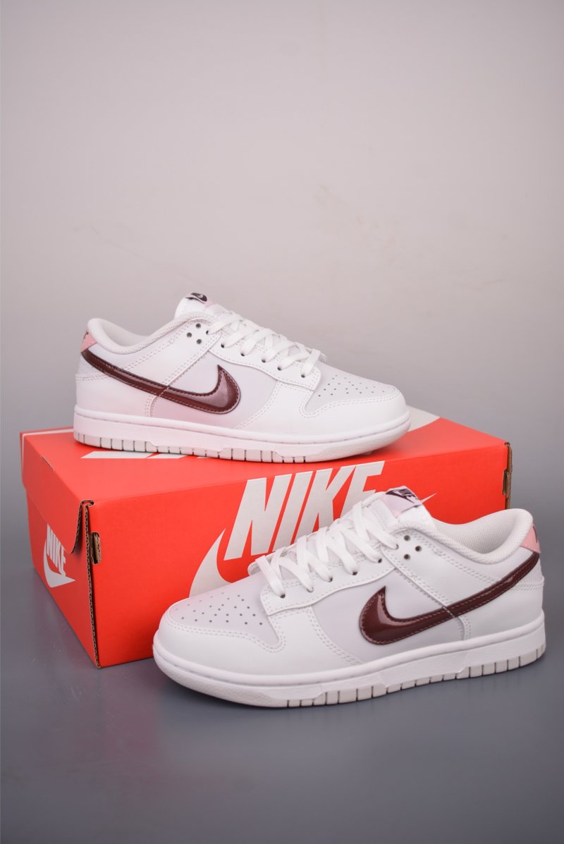 Nike SB Dunk Low view