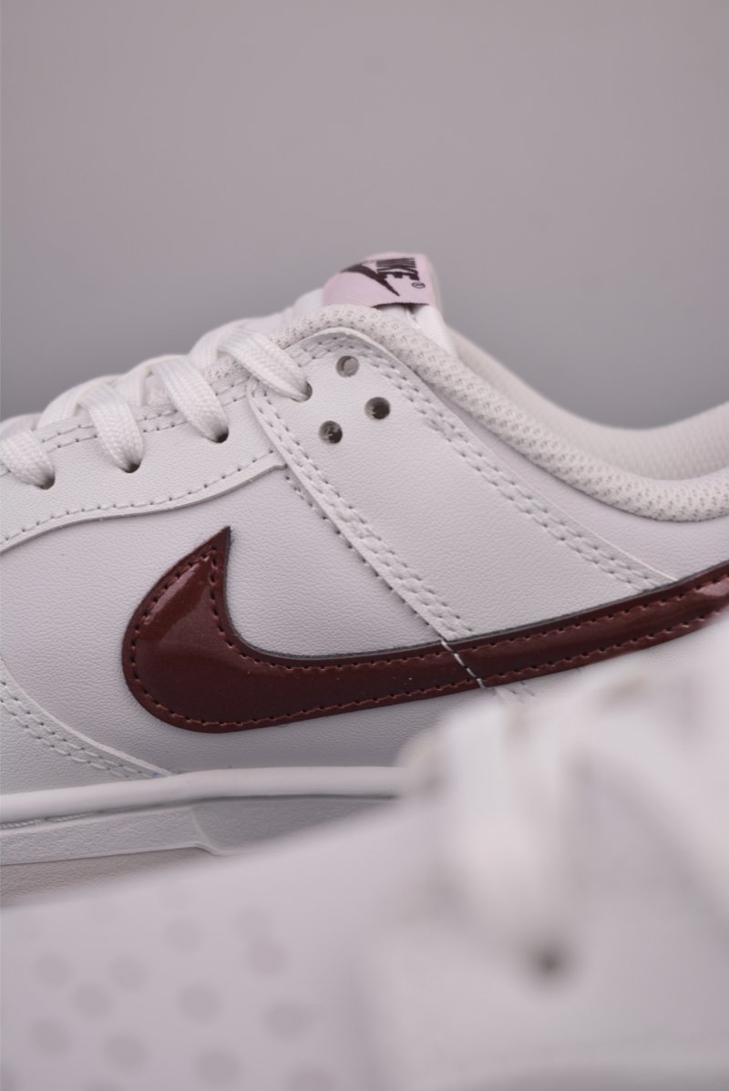 Nike SB Dunk Low view