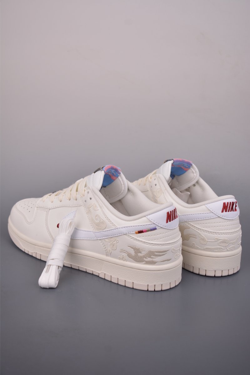 Nike SB Dunk Low view