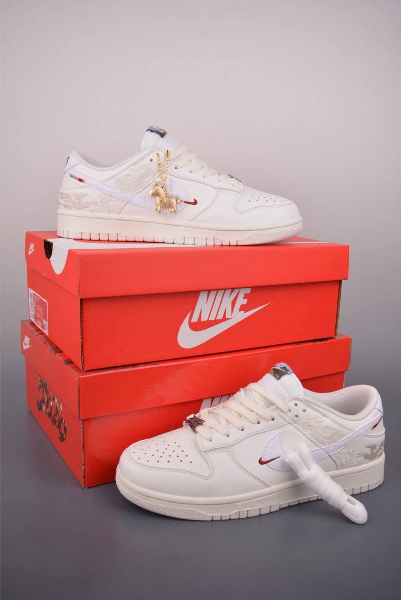Nike SB Dunk Low view