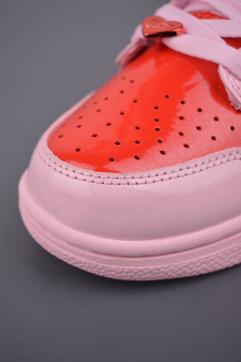 Nike SB Dunk Low view