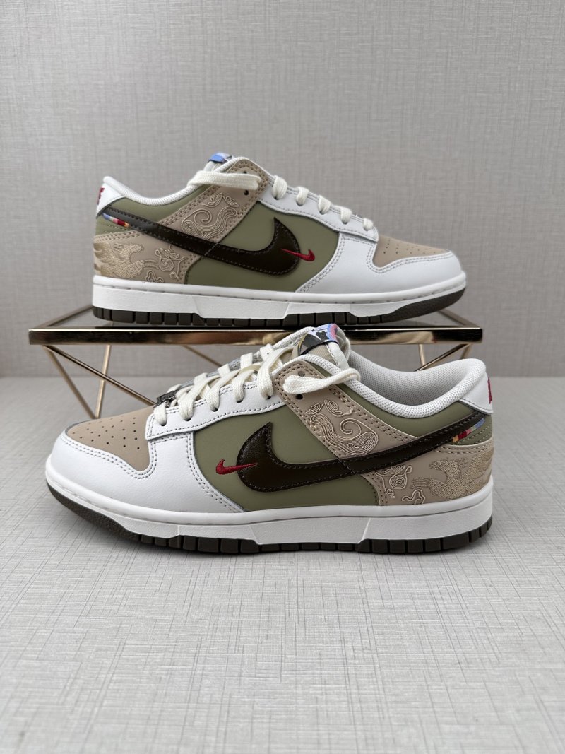 Nike SB Dunk Low view