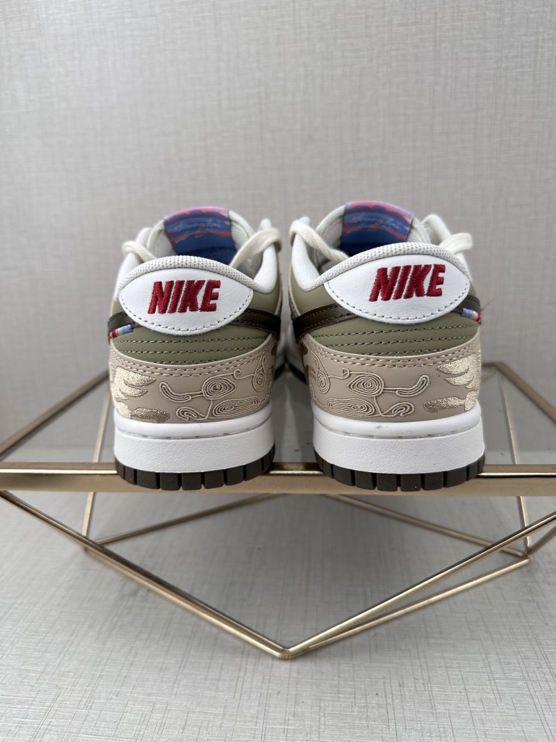 Nike SB Dunk Low view