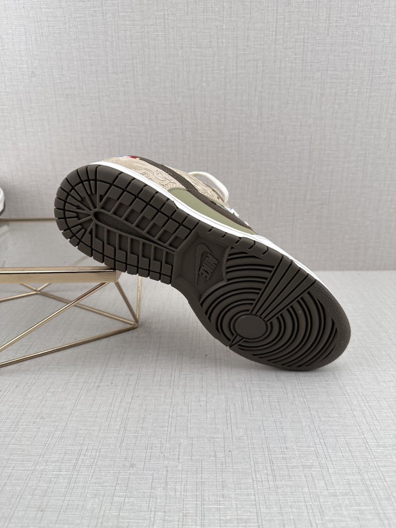 Nike SB Dunk Low view