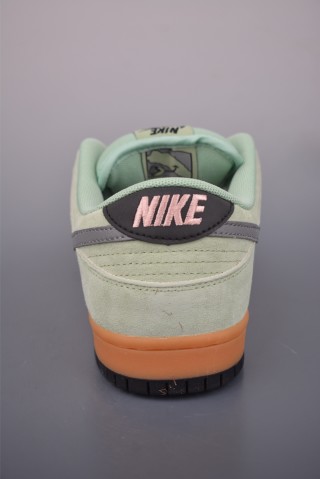 Nike SB Dunk Low 'LV' view 4