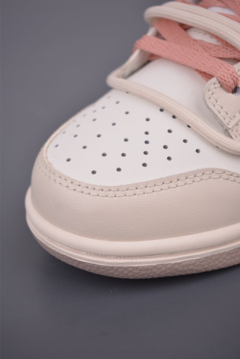 Nike SB Dunk Low 'Beige / Pink' view