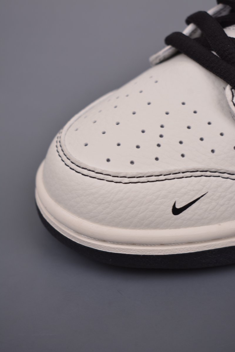 Nike SB Dunk Low view