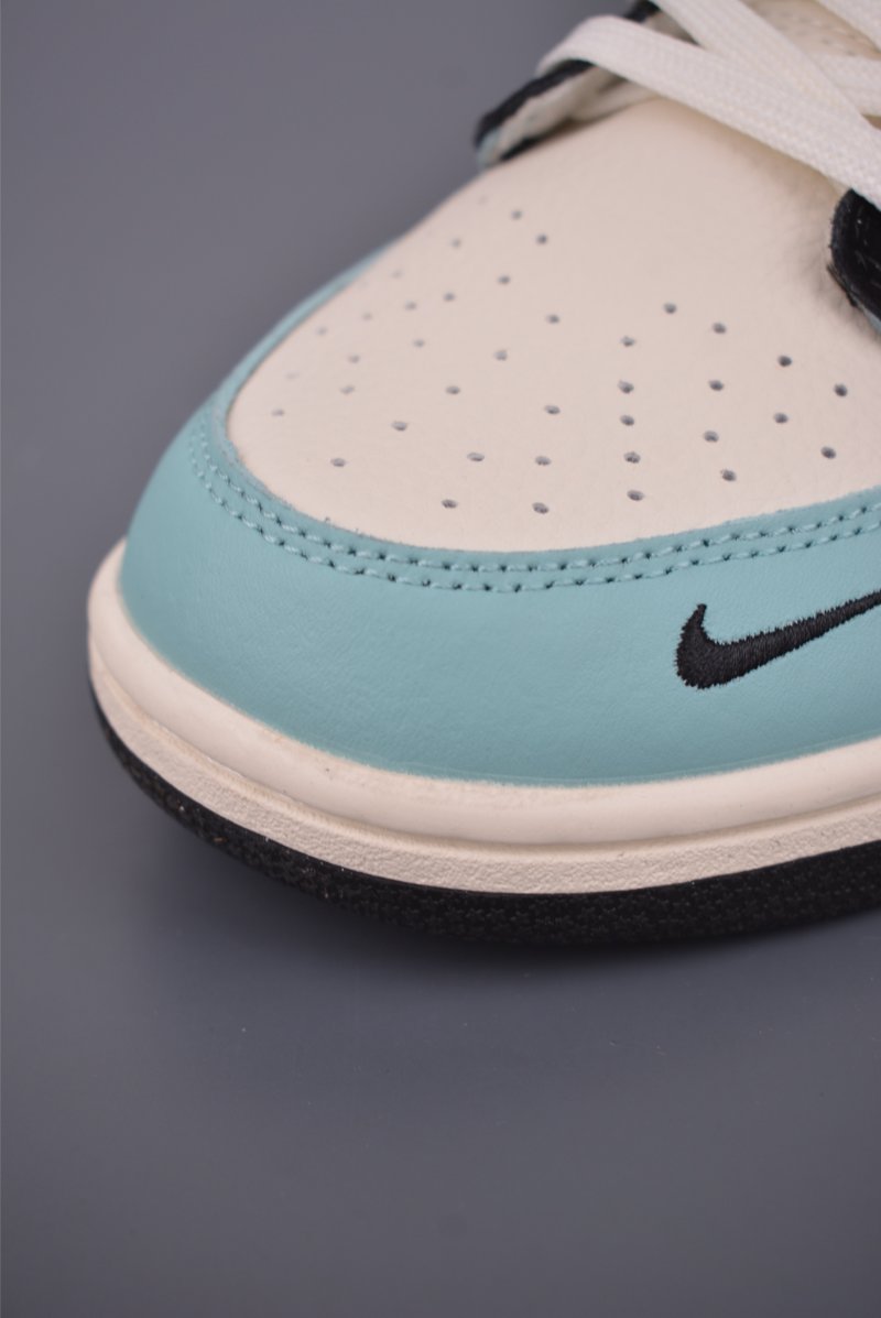 Nike SB Dunk Low view