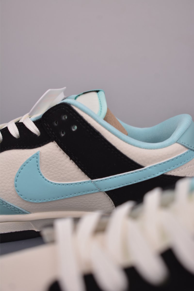 Nike SB Dunk Low view