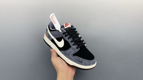 Nike SB Dunk Low 'Supreme' view 1