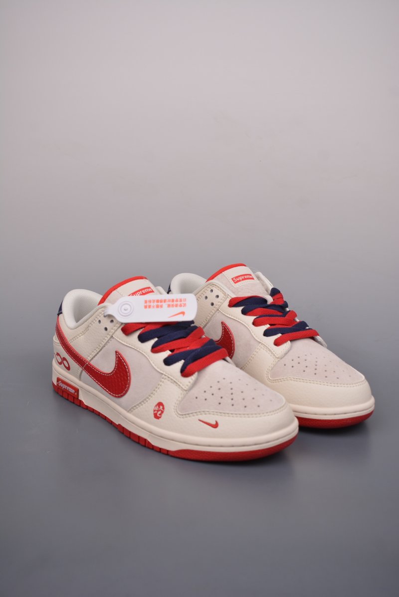 Nike SB Dunk Low 'Supreme'