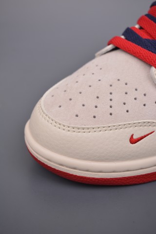 Nike SB Dunk Low 'Supreme' view 6