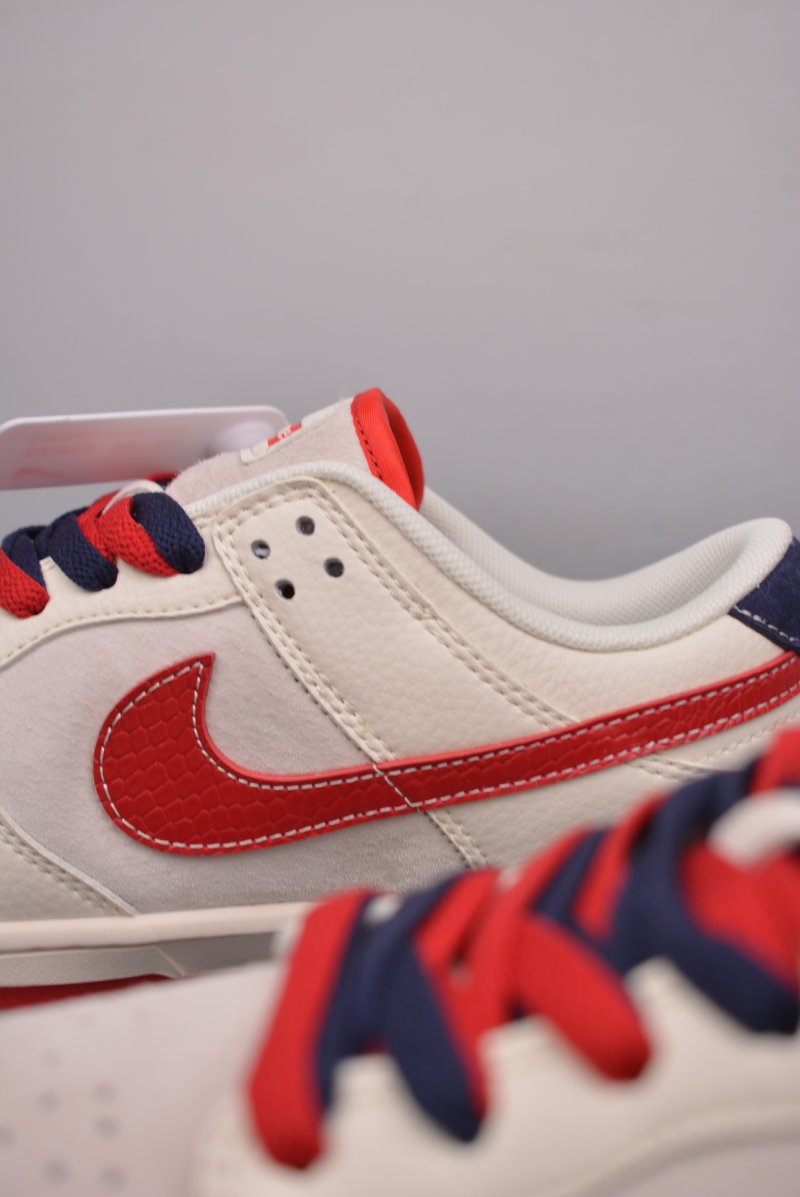 Nike SB Dunk Low 'Supreme' view