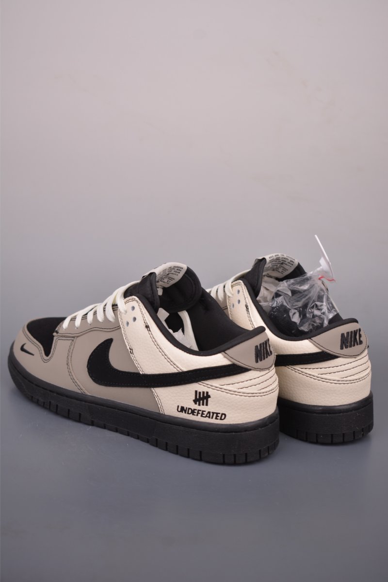 Nike SB Dunk Low 'UN' view