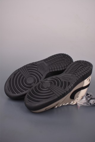 Nike SB Dunk Low 'UN' view 3