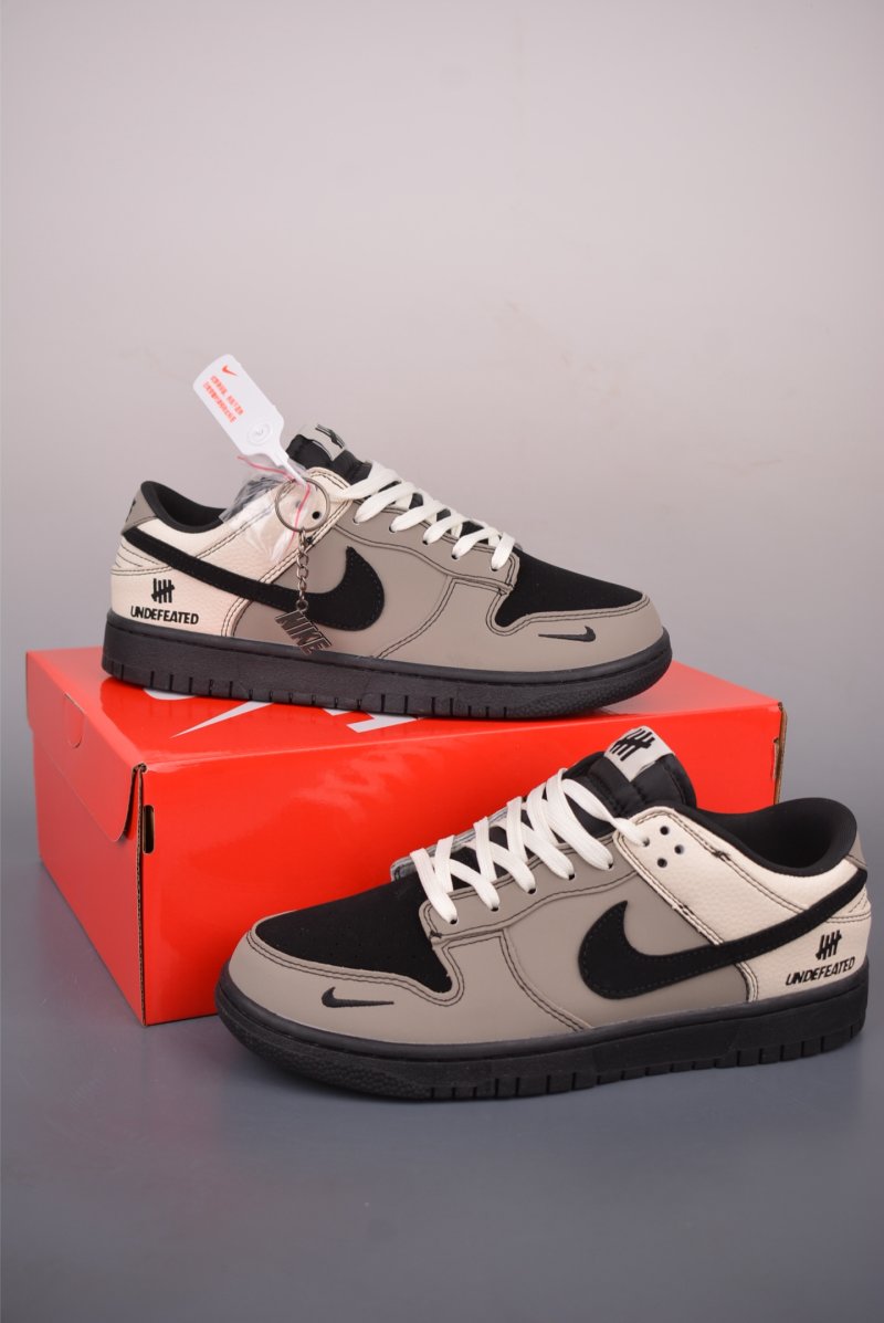Nike SB Dunk Low 'UN' view