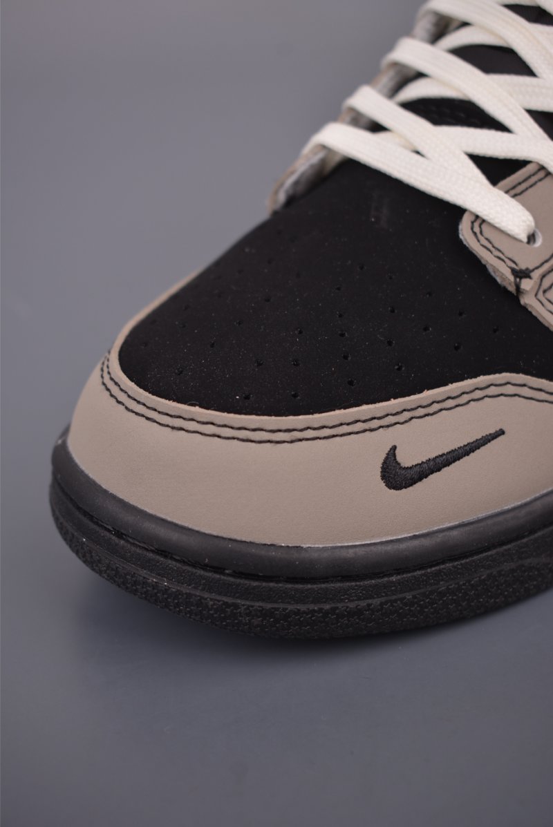 Nike SB Dunk Low 'UN' view