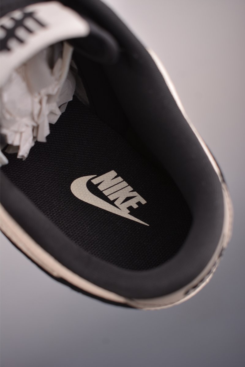Nike SB Dunk Low 'UN' view
