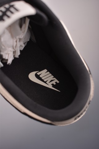 Nike SB Dunk Low 'UN' view 9