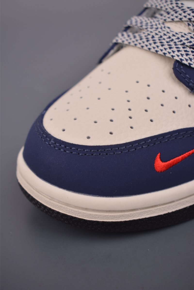 Nike SB Dunk Low 'UN' view