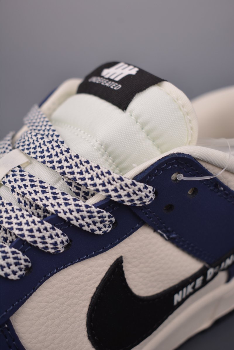 Nike SB Dunk Low 'UN' view